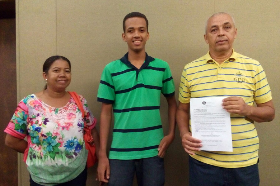 Telmo Farias veio de Traipu com a esposa e o filho receber o alvará. Foto: Anderson Moreira