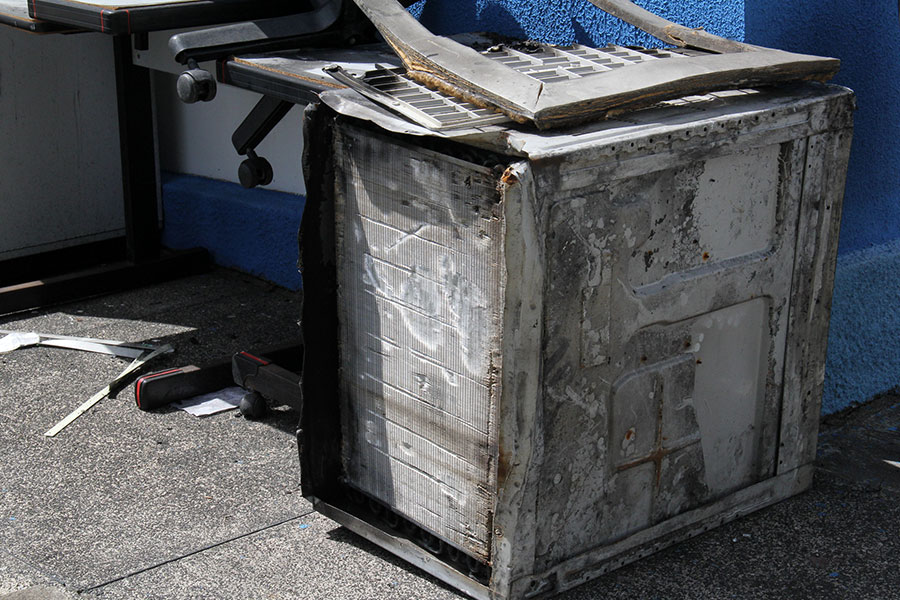 Material danificado no incêndio.