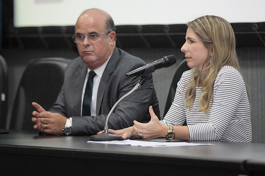 Fernando Tourinho, diretor-geral da Esmal; e Luciana Raposo, coordenadora de Cursos para Servidores.