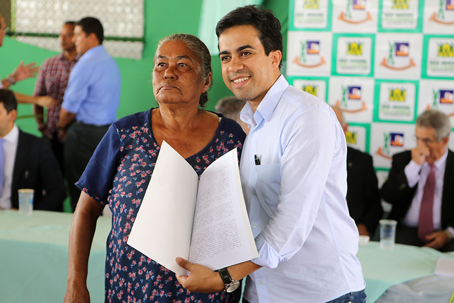 Entrega de títulos do Moradia Legal II em São Miguel dos Campos.