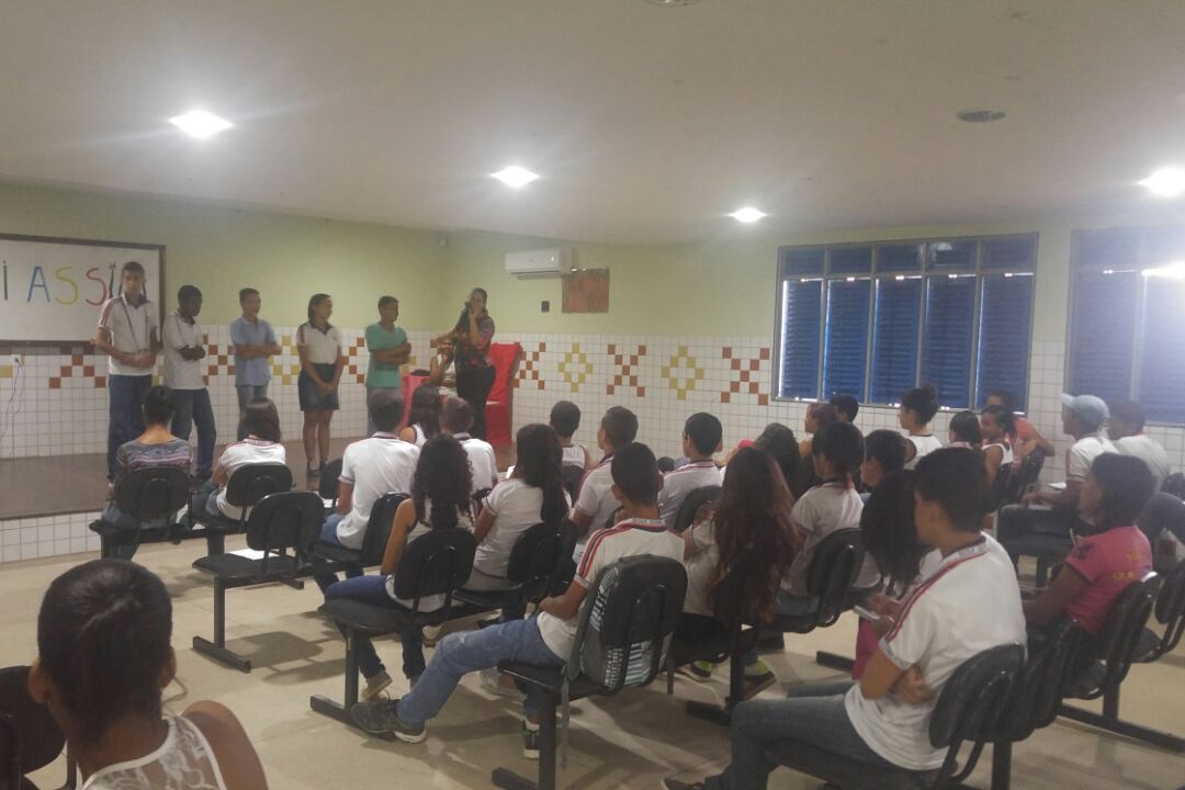 Estudantes interagem com pedagoga durante a atividade.