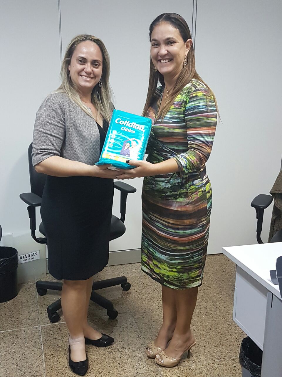 Servidores do Tribunal de Justiça entregam doações para abrigo de idosas