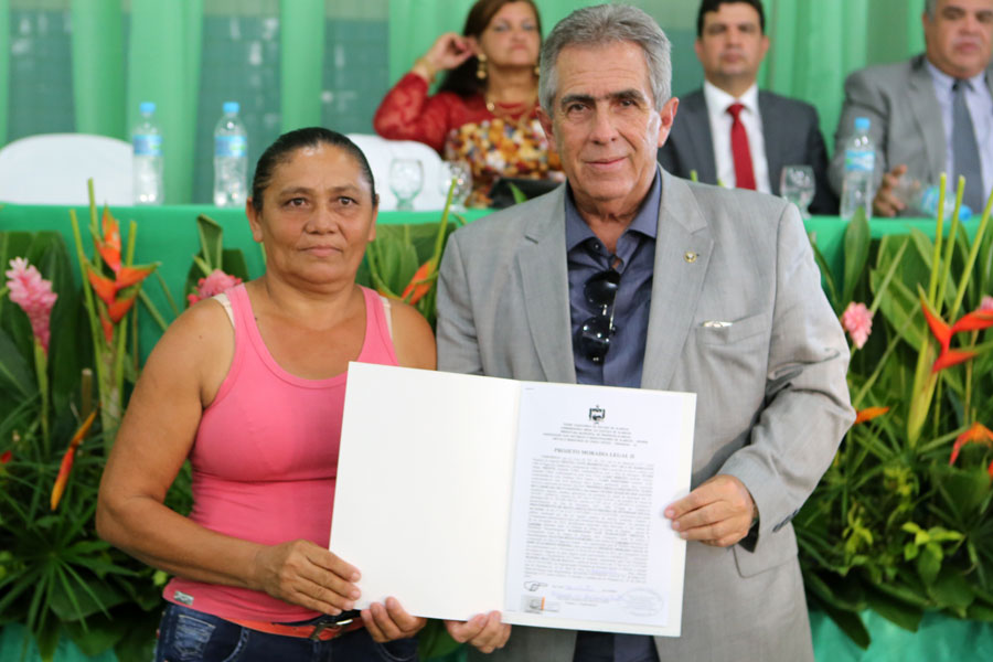 Distribuição de títulos do Moradia Legal II em Olho D'Água do Casado.