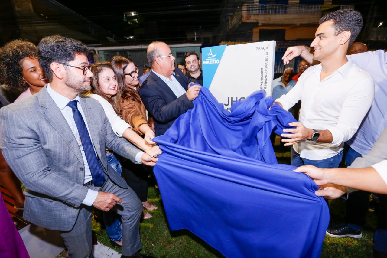 Desembargador Tourinho e prefeito JHC descerraram a placa de inauguração da praça.