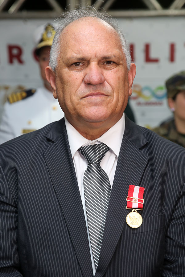 Desembargador Otávio Leão Praxedes com a Medalha do Mérito Bombeiro Militar.
