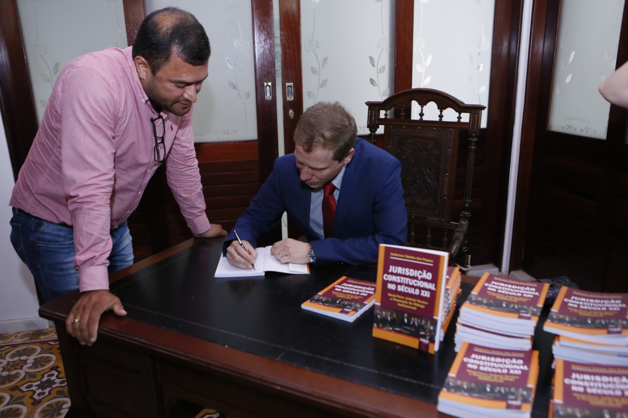 Juízes, servidores, estudantes e professores prestigiaram lançamento da obra.