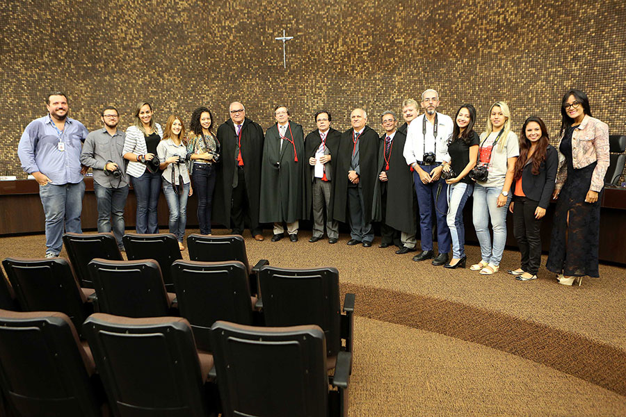 Desembargadores posam para foto com estudantes da Unit.