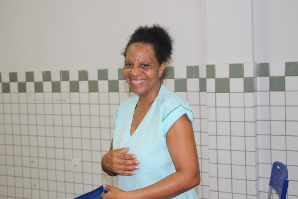 Francisca Cardeal, auxiliar de serviços gerais da escola. 