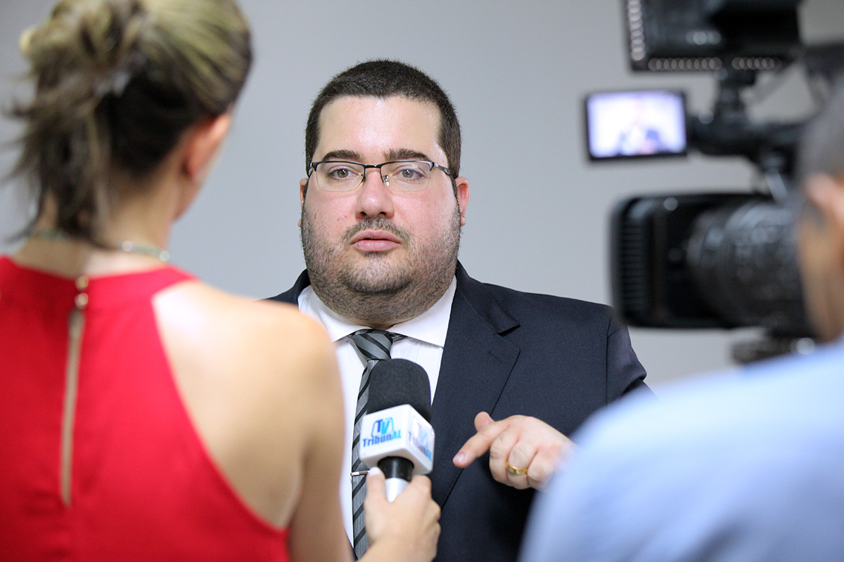 Professor Roberto Paulino foi entrevistado pela TV Tribunal. Foto: Itawi Albuquerque
