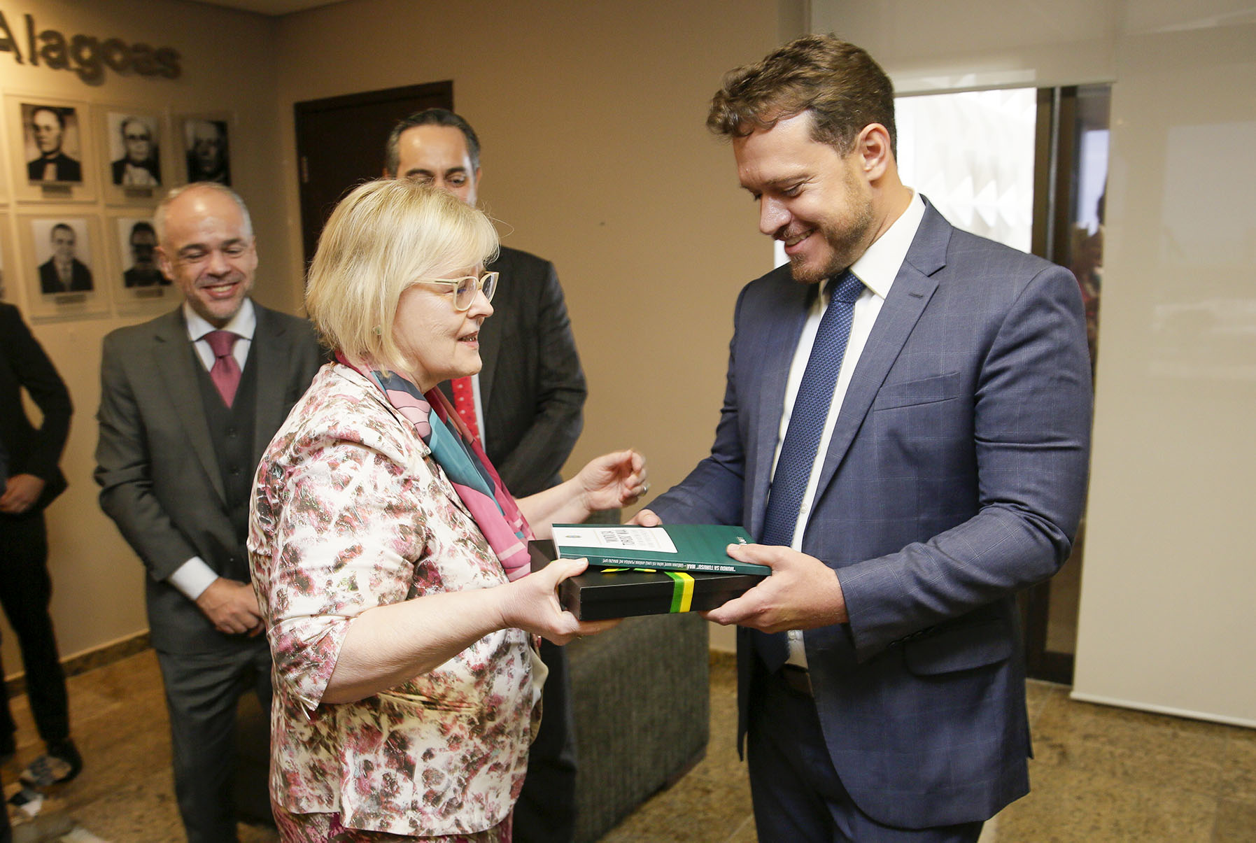 Ministra Rosa Weber recebe do TJAL a Comenda Desembargador Moura Castro.
