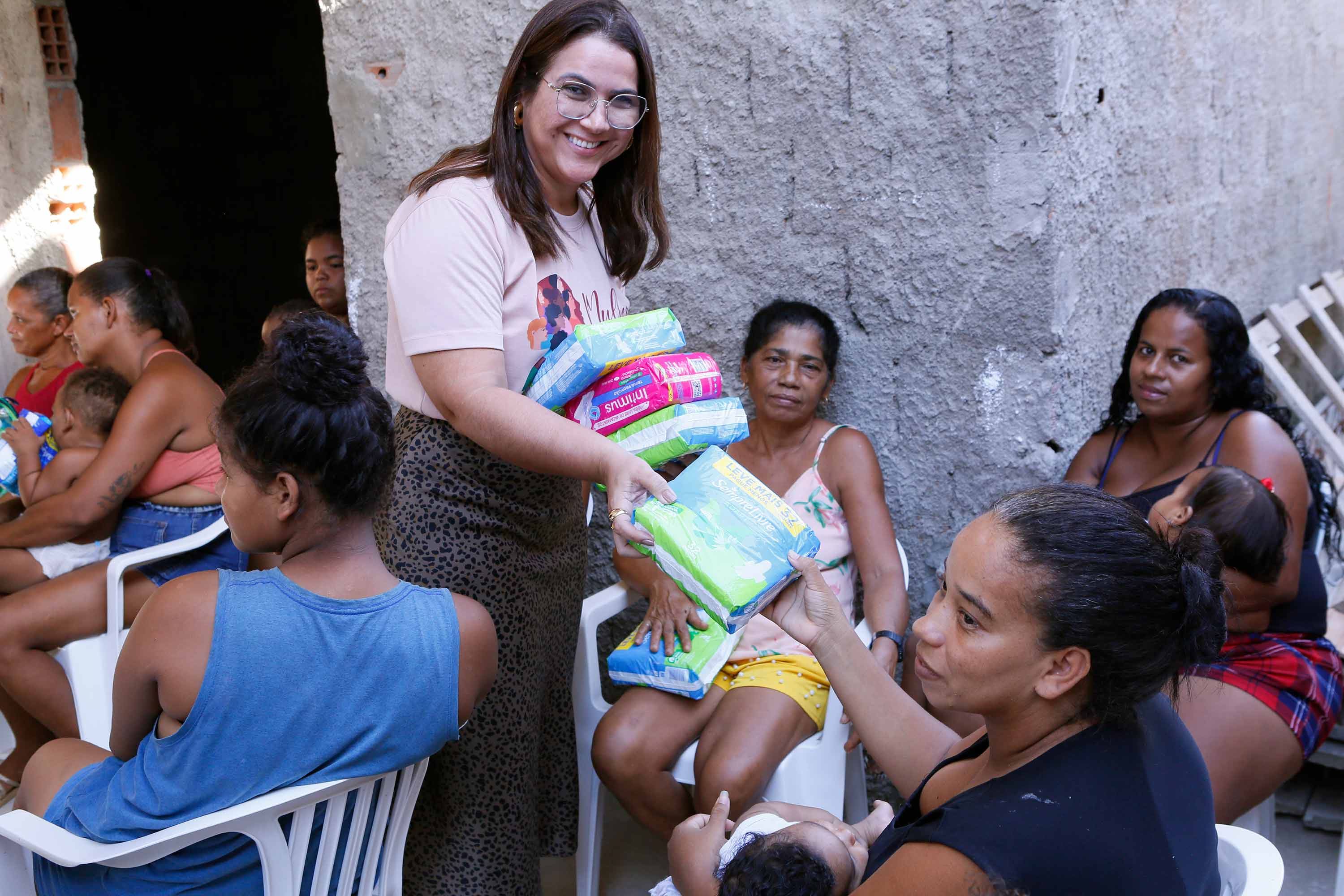 Mulheres do Geame receberam absorventes da secretária especial Luciana Omena. Foto: Adeildo Lobo