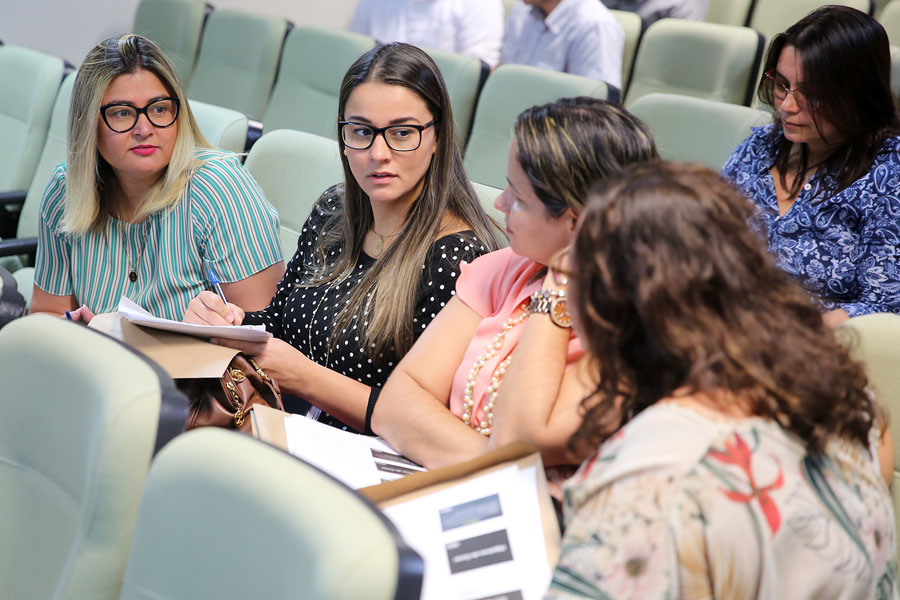 Servidoras interagem durante o treinamento, que teve dinâmica em grupo.