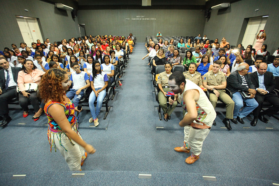 Apresentação artística durante festa de premiação.