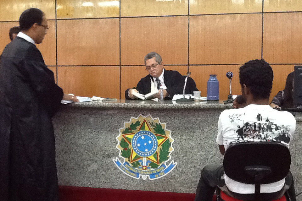 Juiz Alfredo dos Santos Mesquita conduzindo o julgamento