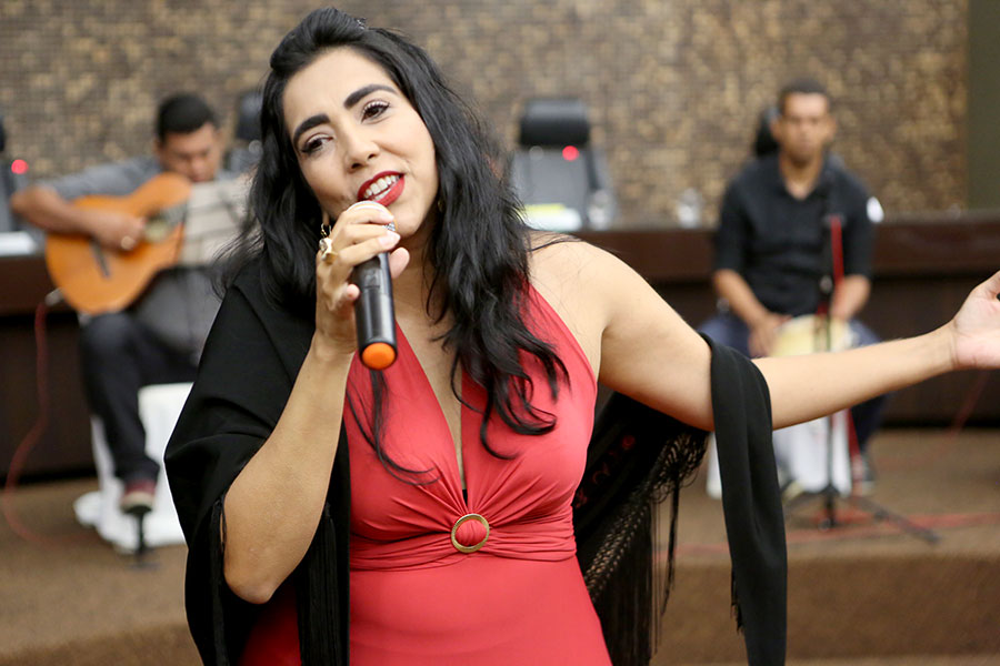 Cantora Irina Costa