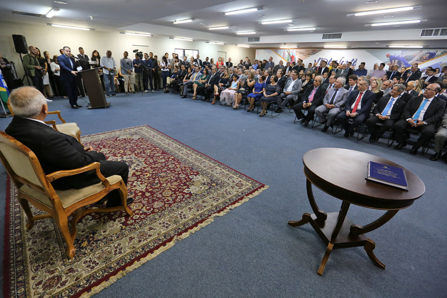 Desembargador Otávio Praxedes assume Governo do Estado.