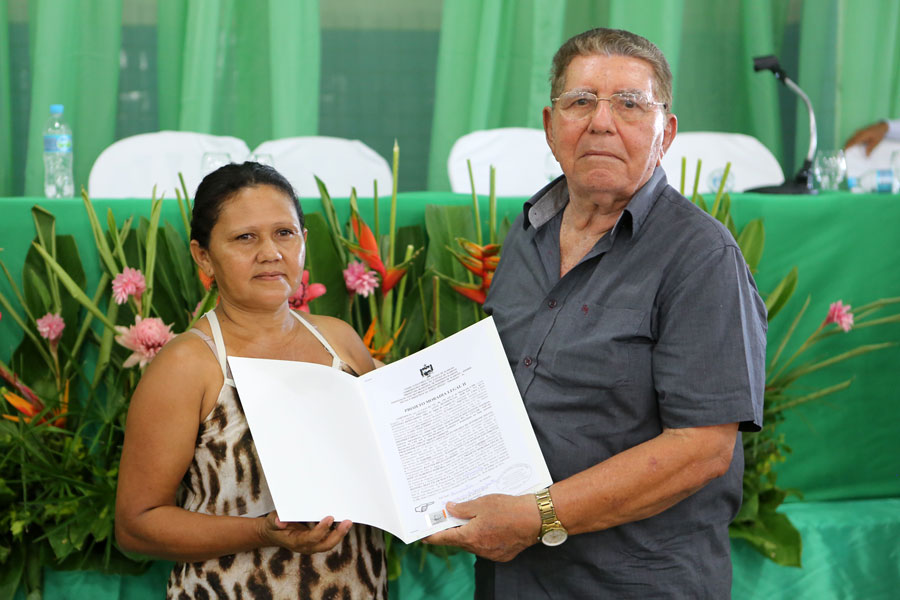 Distribuição de títulos do Moradia Legal II em Olho D'Água do Casado.