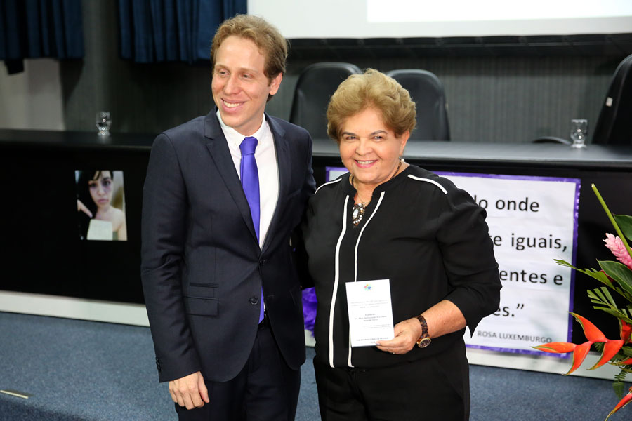 Secretária de Educação de Maceió, Ana Dayse Dória, recebeu homenagem.