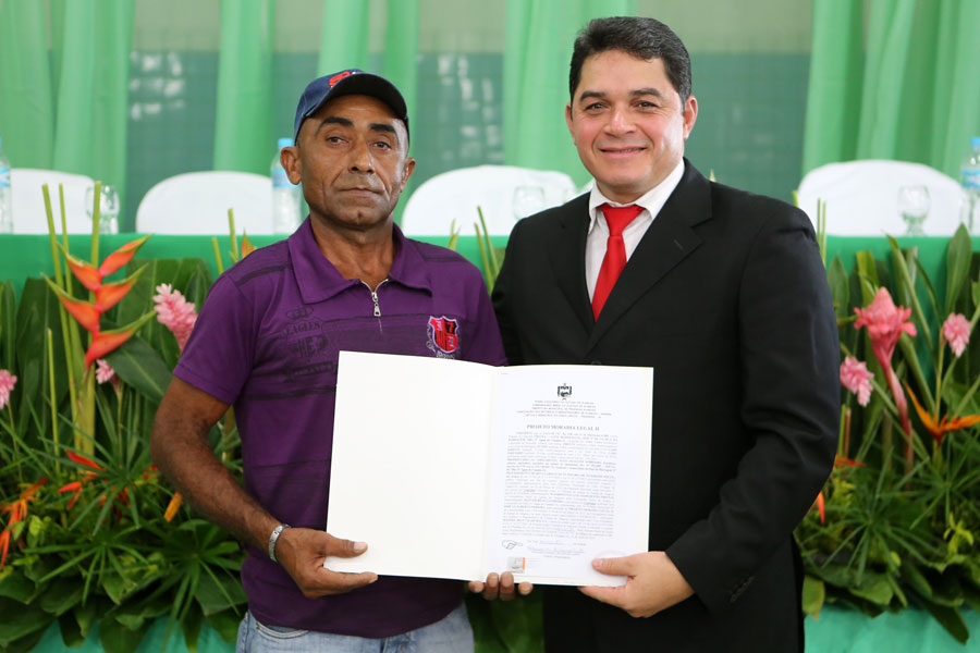 Distribuição de títulos do Moradia Legal II em Olho D'Água do Casado.