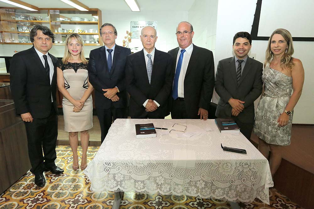 Coordenadores e diretor da Esmal homenageiam o jurista Canotilho. Foto: Itawi Albuquerque