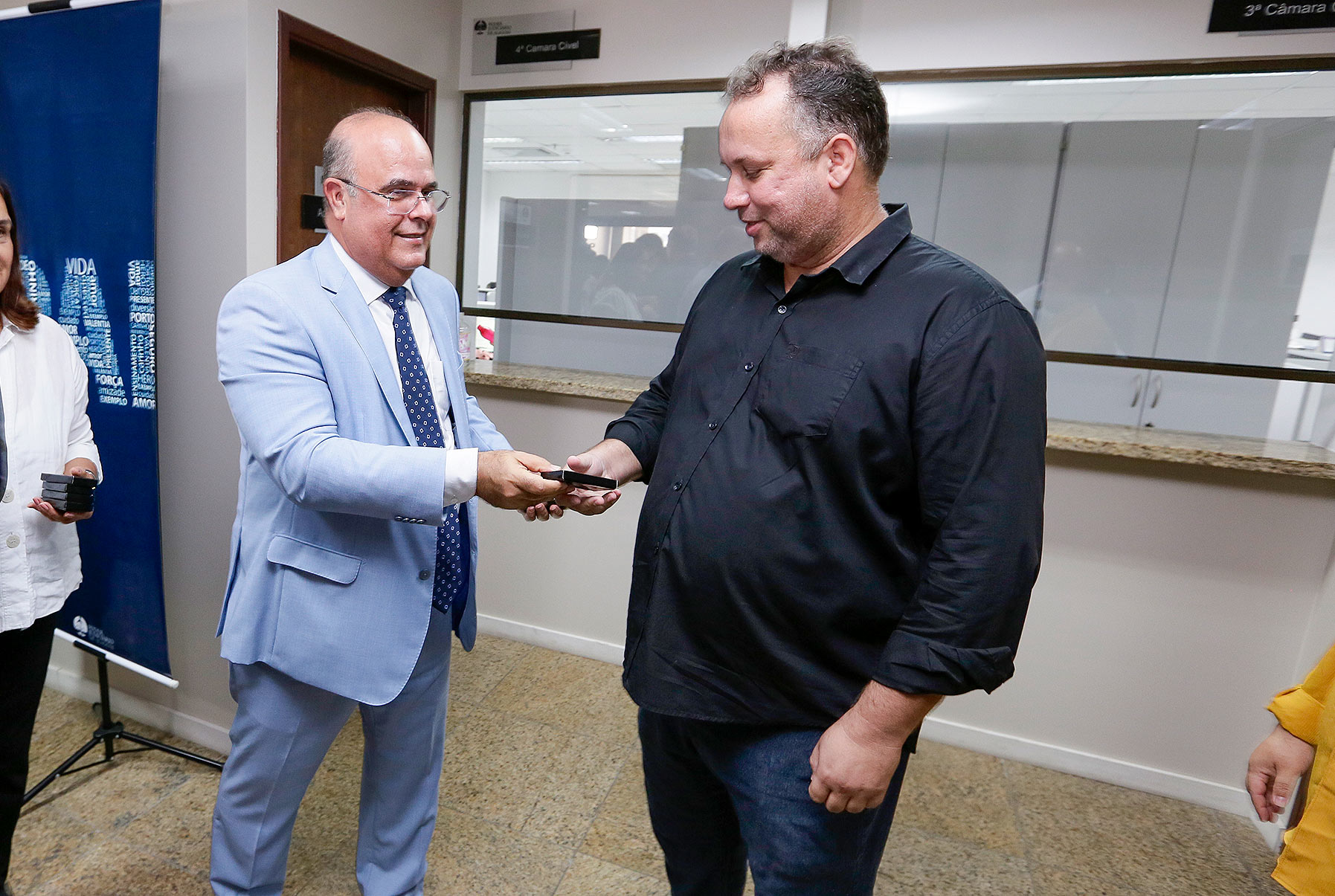 Presidência do TJAL homenageia servidores pais do Judiciário.