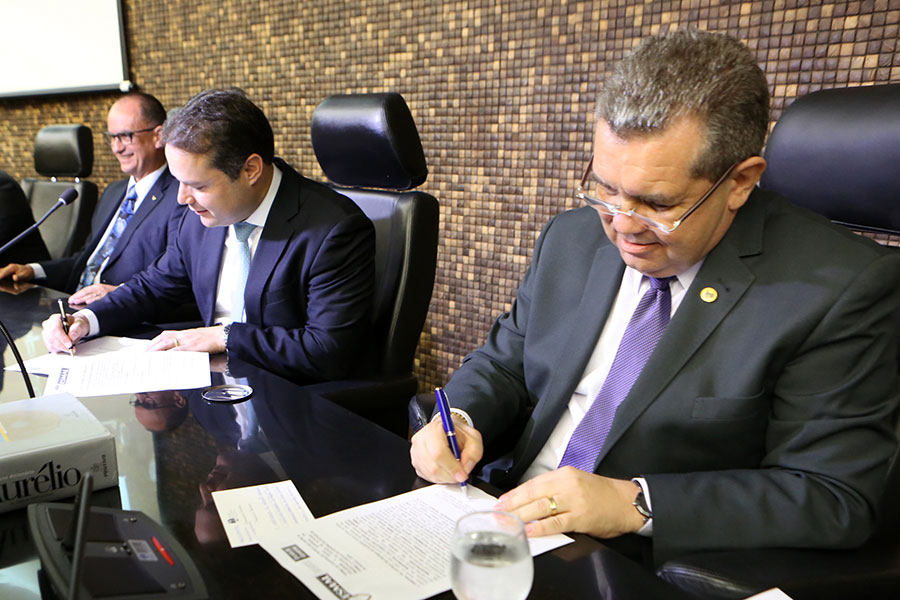 Washington Luiz e Renan Filho assinam termo de cooperação.