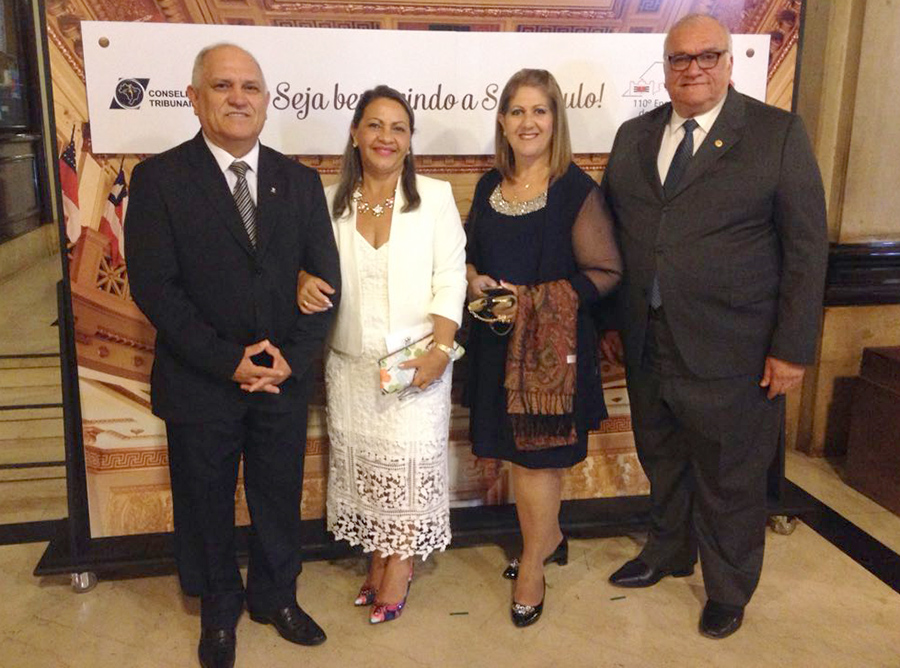 Desembargadores Otávio Praxedes e José Carlos Malta, acompanhados por suas respectivas esposas.