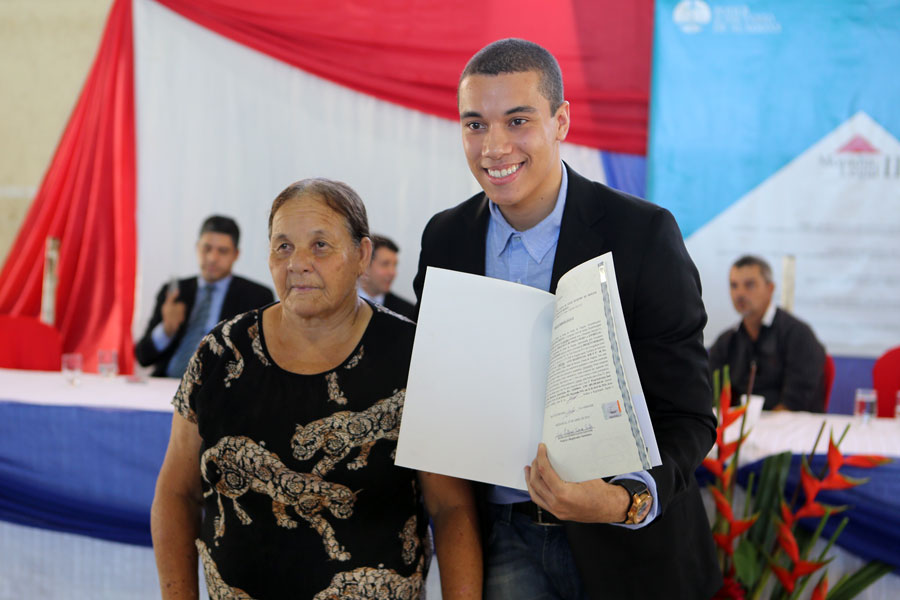 Distribuição de títulos do Programa Moradia Legal II em Messias.