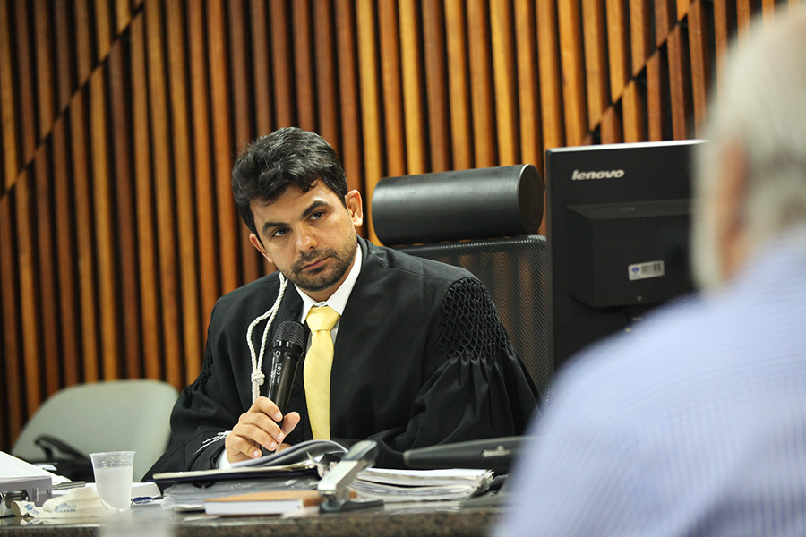 Juiz Helestron Costa preside a sessão, no Fórum da Capital. Foto: Anderson Moreira