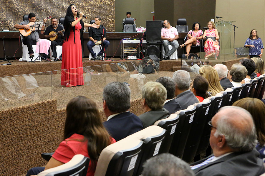 Cantora Irina Costa