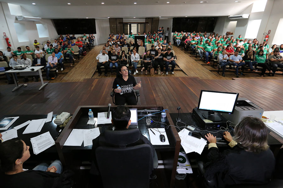 Valéria Hora, mãe da vítima.