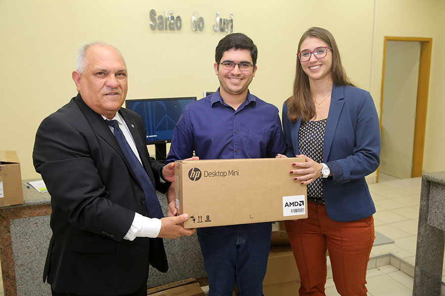 Servidores participaram da entrega simbólica.