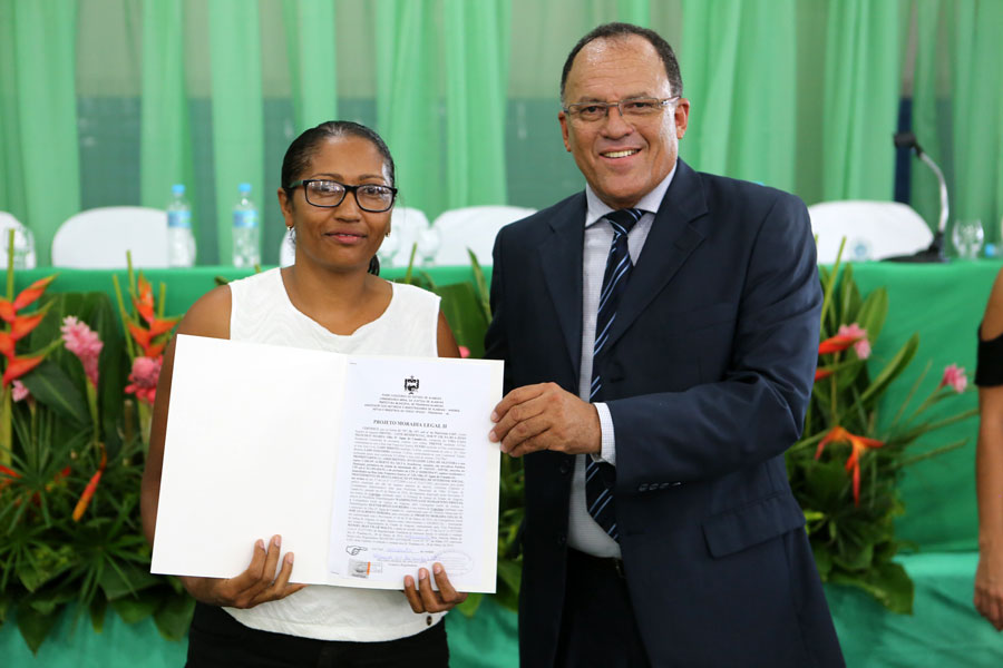 Distribuição de títulos do Moradia Legal II em Olho D'Água do Casado.