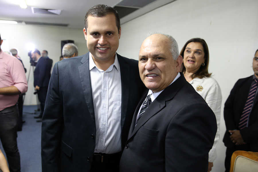 Desembargador Otávio Praxedes assume Governo do Estado.