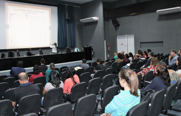 Alessandra Dósea, do TJSE, proferiu palestra sobre os desafios para a concretização do acesso aos Arquivos de Justiça.