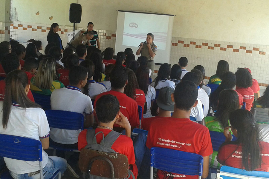 Soldados Silva e Klésia, em palestra na Escola Alfredo Gaspar.