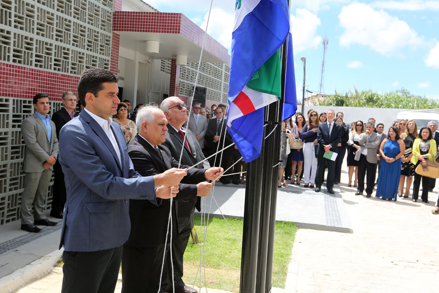 Prefeito Rui Palmeira, presidente Otávio Praxedes e desembargador José Carlos Malta hasteiam bandeiras.
