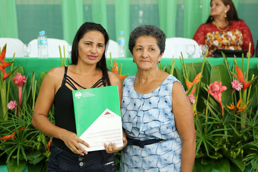 Distribuição de títulos do Moradia Legal II em Olho D'Água do Casado.