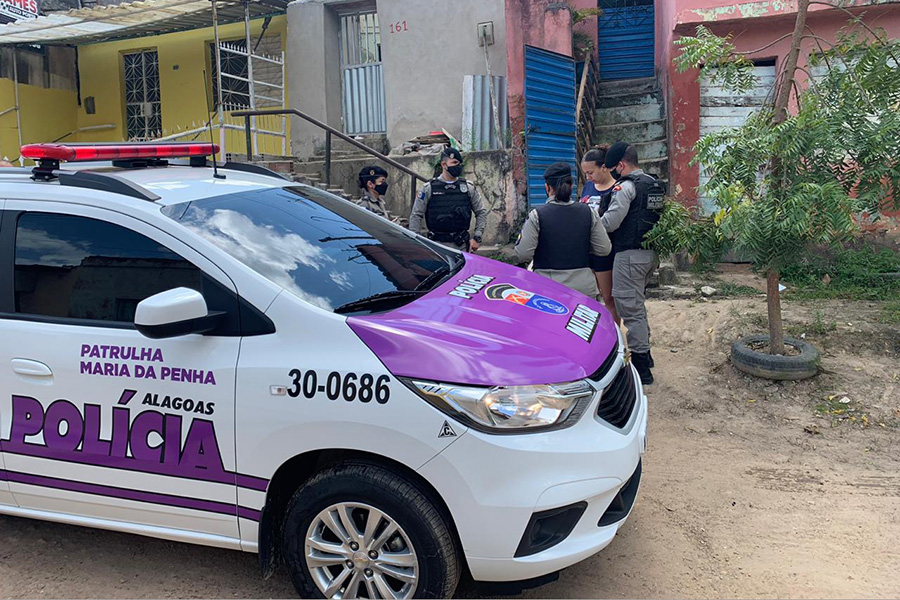 Militares da Patrulha Maria da Penha durante aÃ§Ã£o em Arapiraca.