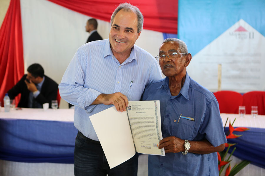 Distribuição de títulos do Programa Moradia Legal II em Messias.