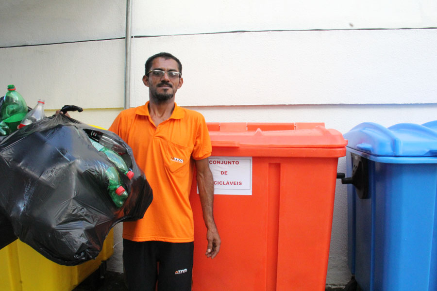 Funcionário da limpeza ajuda na coleta seletiva do TJ/AL.