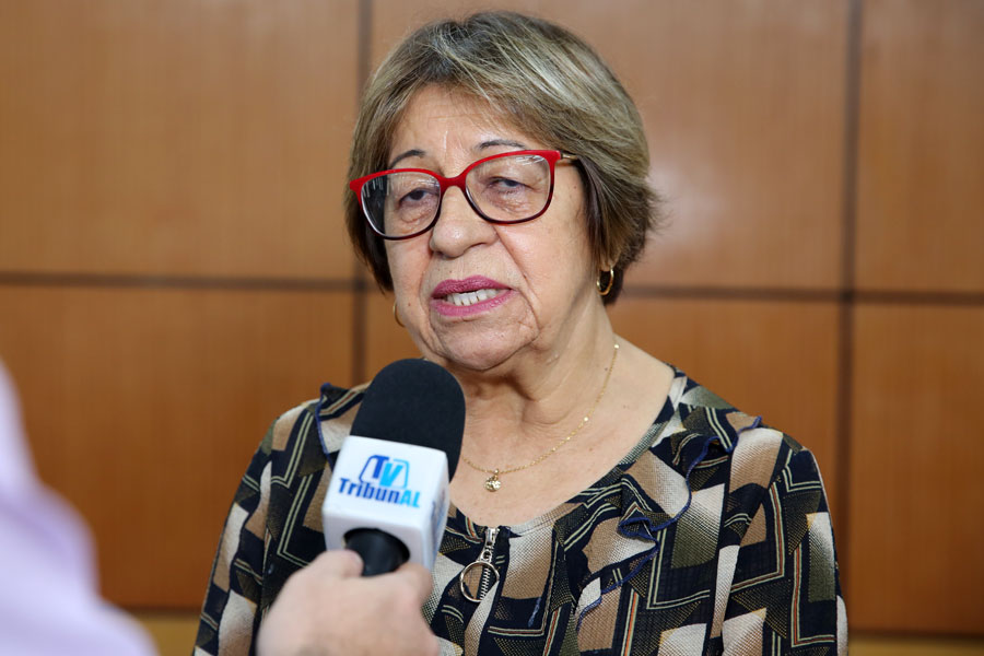 Assistente social Lucy de Oliveira