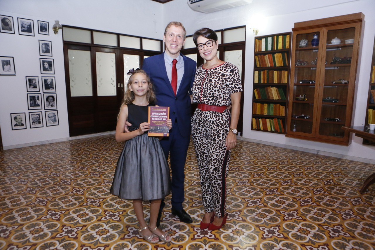 Juízes, servidores, estudantes e professores prestigiaram lançamento da obra.
