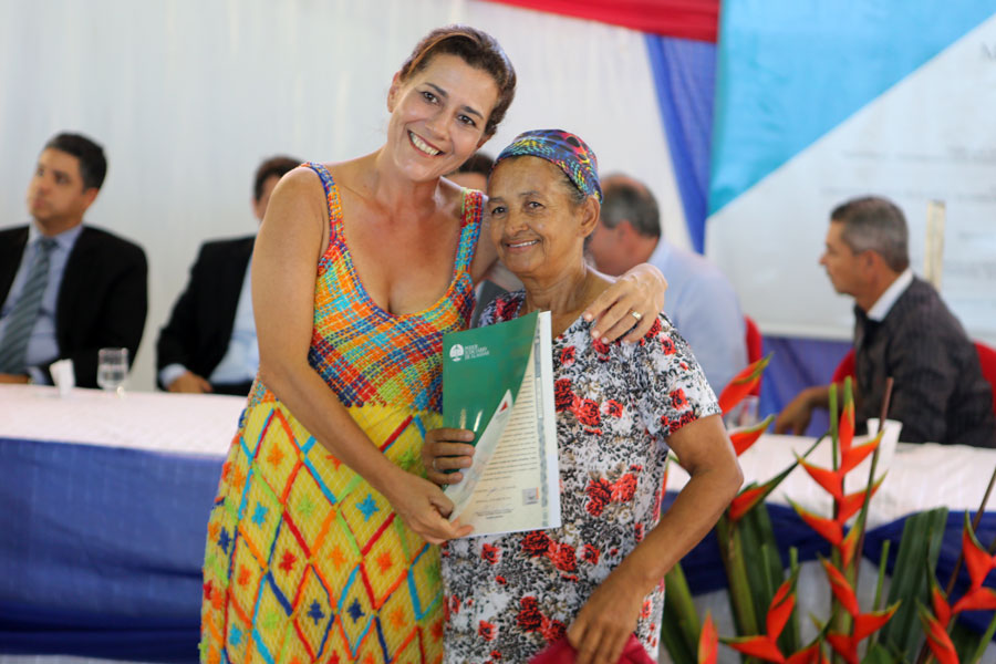 Distribuição de títulos do Programa Moradia Legal II em Messias.