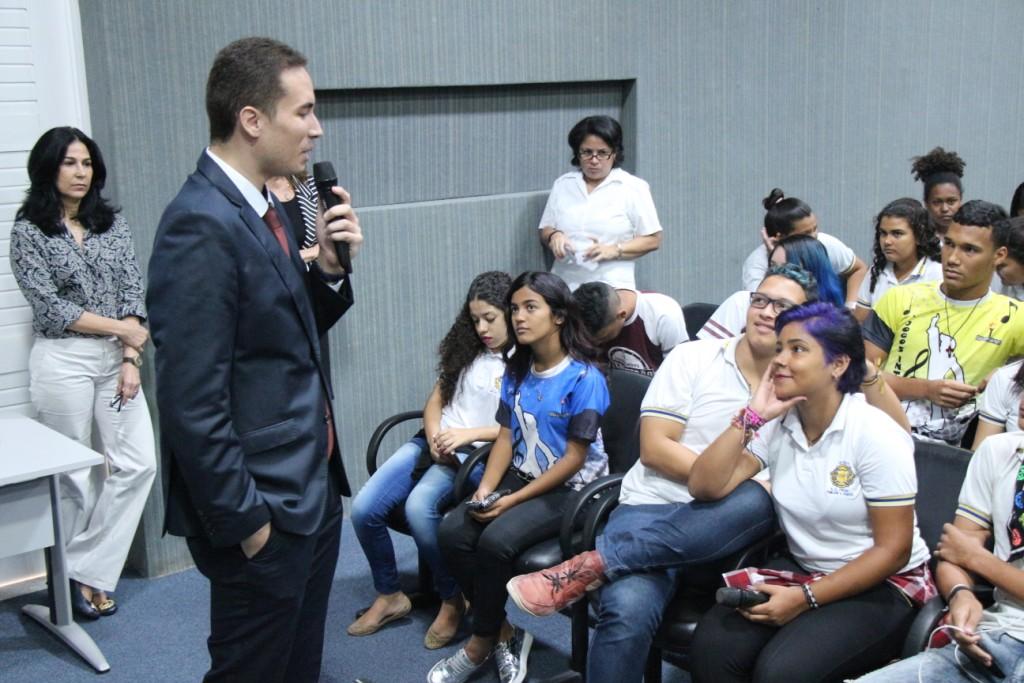 Estudantes fizeram diversas perguntas aos magistrados.