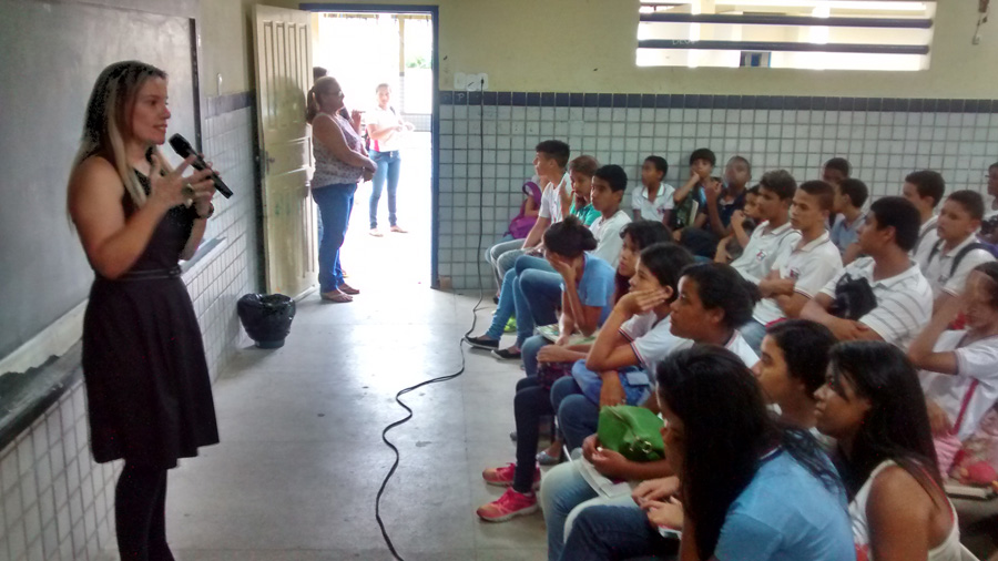 Escola Silveira Camerino - palestrante delegada Fabiana Leão
