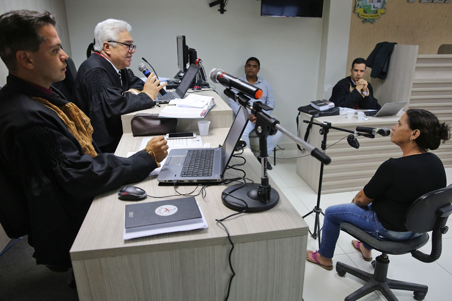 Juiz Galdinho Amorim questiona testemunha Cleonice da Silva.