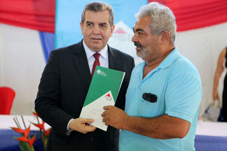 Distribuição de títulos do Programa Moradia Legal II em Messias.
