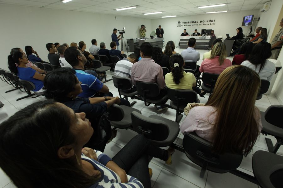 Populares acompanham primeiro júri por videoconferência de Alagoas