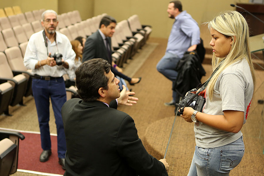 Diretor de Comunicação, Maikel Marques, conversa com acadêmica.